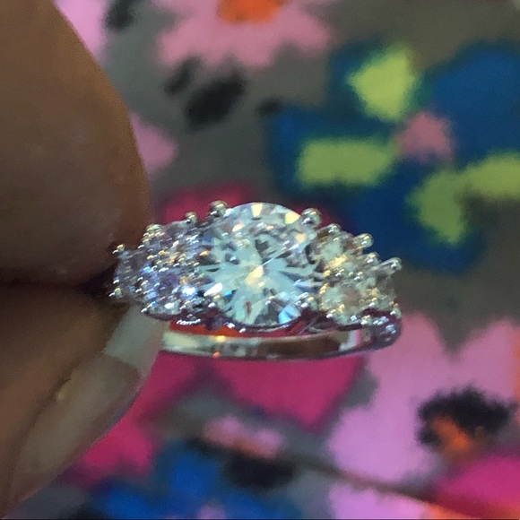 Gorgeous, 18Ct GF Sterling Silver Pln 6.2Ct Diam - Picture 2 of 7